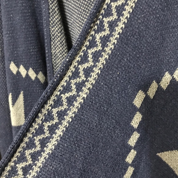 5-Star Reviewed Aztec Print Knitted Poncho - Picture 5 of 8