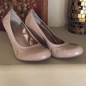 BCBG SIZE 9 TAN WEDGES 💖💗