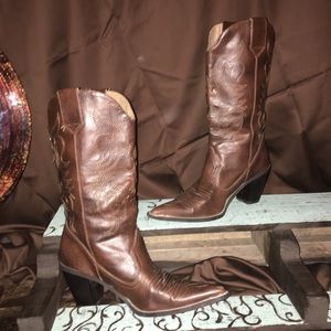 Short cowboy boots