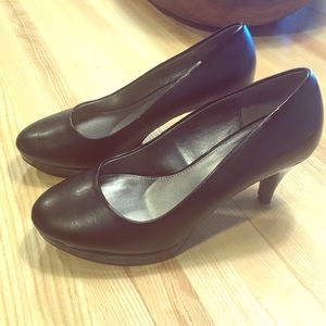 Bandolino Black Pumps.