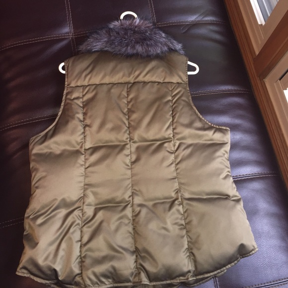 Olive green vest with faux fur collar - Picture 2 of 4