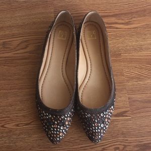 Frye Regina Studded Rugged Leather Flats sz 9