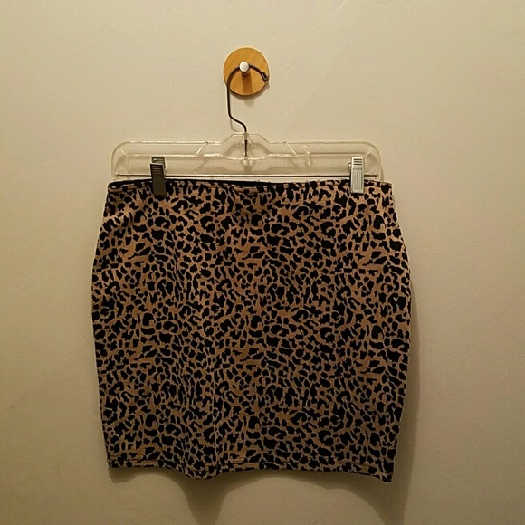 Sans Souci Animal Print Mini Skirt. Size large.