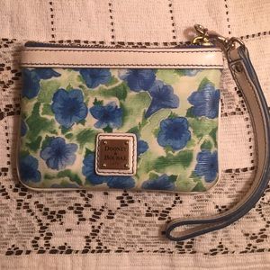 🚚 SALE! Dooney & Bourke Wristlet