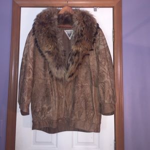 Suede jacket with real fox collar.