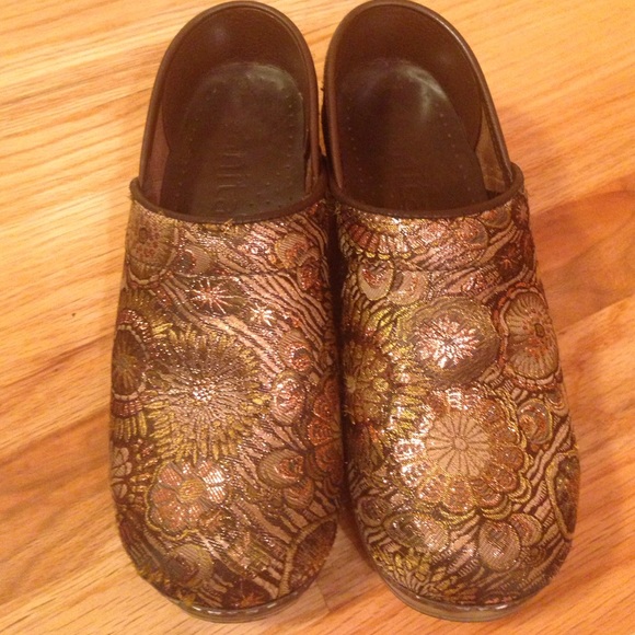 🍁🍂Sanita's! Unique Gold & Brown pattern.