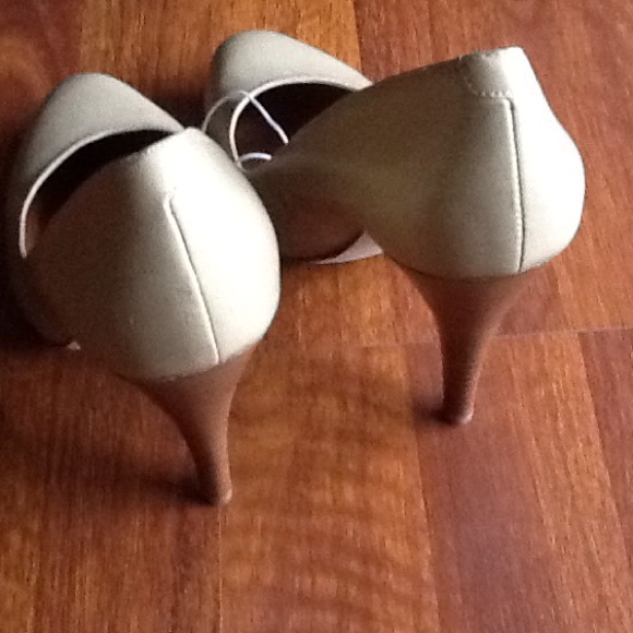 Cream Color Pumps - Picture 2 of 3