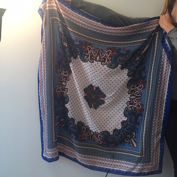 Patterned scarf - Picture 2 of 2