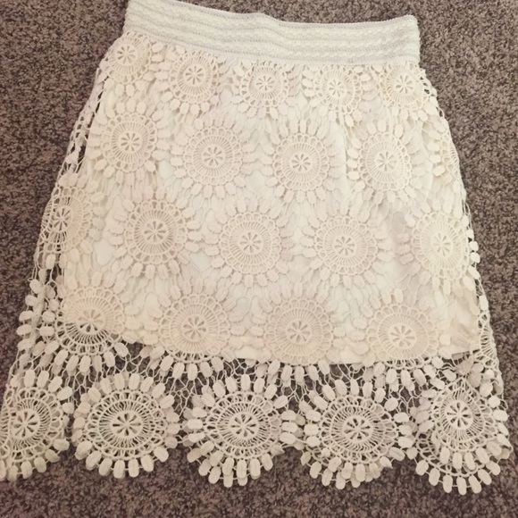 Off white lace skirt. S/M