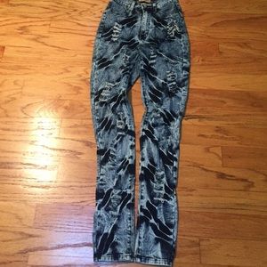 High waisted destroyed jeans