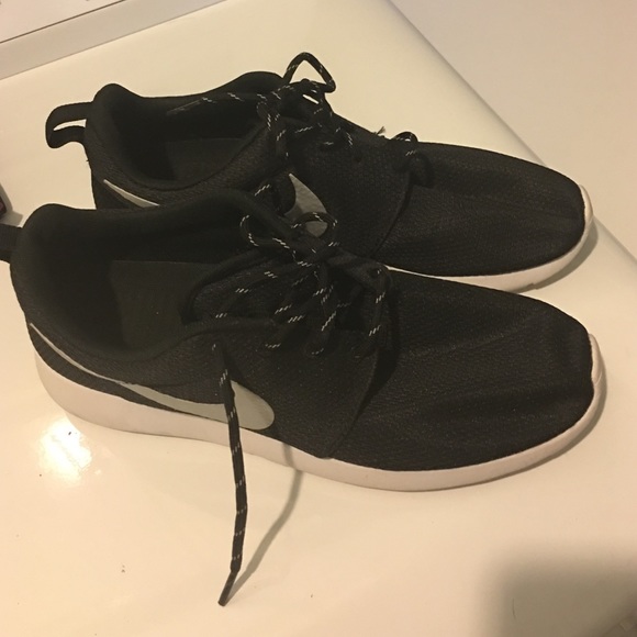 Black nike roshes