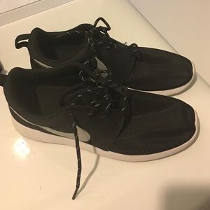 Black nike roshes