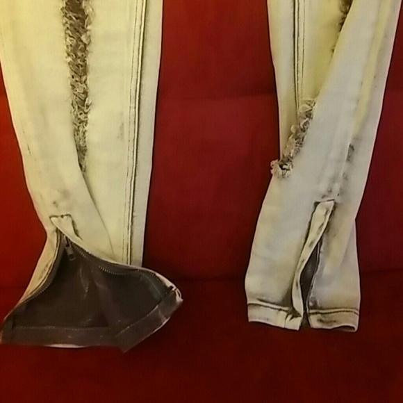 Stylish "Ripped" Jeans - Picture 4 of 4