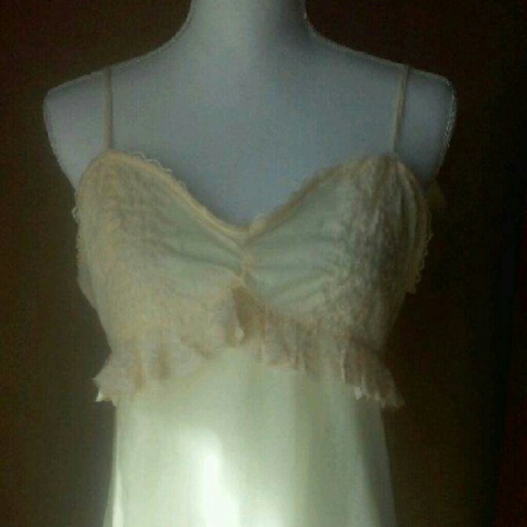 STUNNING pastel tank top with delicate lace detail
