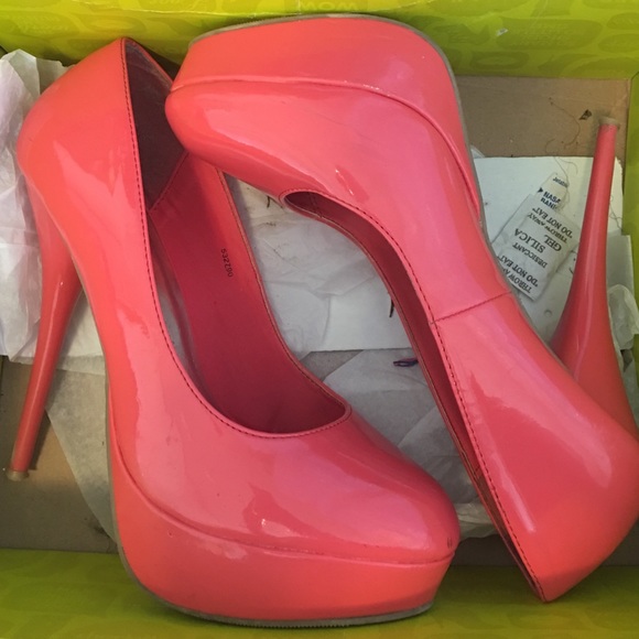 Heels, Pumps - Picture 1 of 4