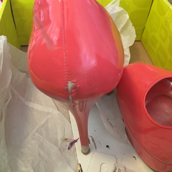 Heels, Pumps - Picture 2 of 4