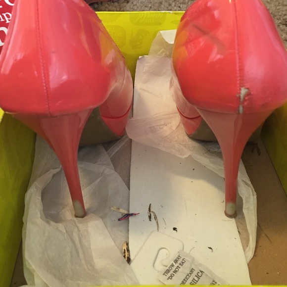 Heels, Pumps - Picture 3 of 4