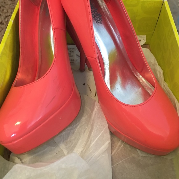 Heels, Pumps - Picture 4 of 4