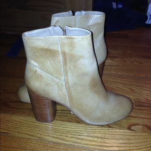 Tan NEVER WORN Chinese Laundry size 10 booties
