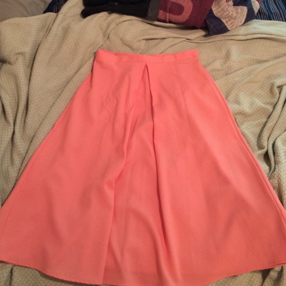 Pink midi-length skirt with pleated detail