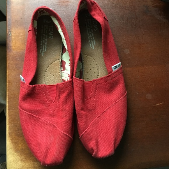 Toms- red