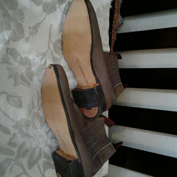Shoes - Picture 2 of 4