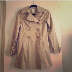 Final Sale!!!! Super cute trench coat by old navy.