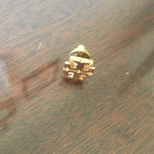 One Tory burch large gold stud