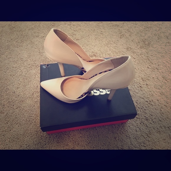 Nude pumps