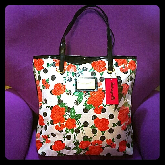 Betsey Johnson Handbags - Betsey Johnson shoulder bag