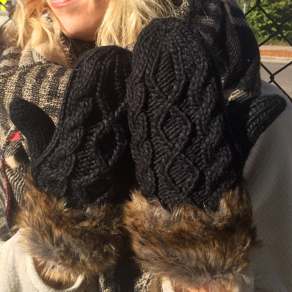 💕SALE💕 - FUR CABLE KNIT MITTENS - - Picture 2 of 3