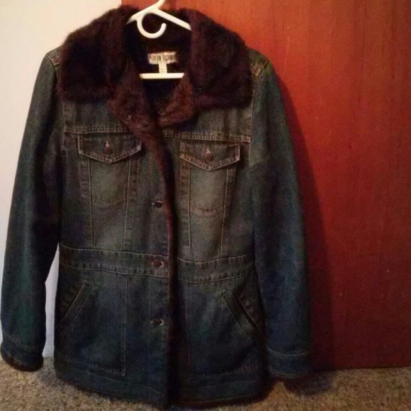 Denim jacket with faux fur.