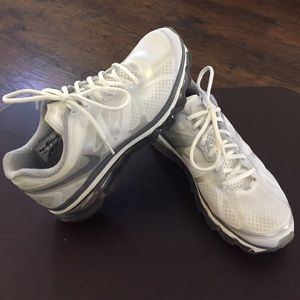 LNWOB White & Gray Nike Shoes