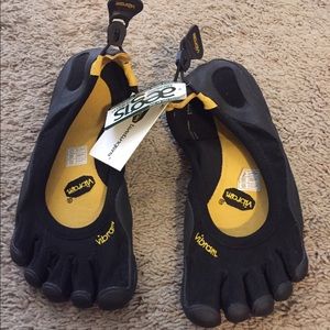 Vibram toe shoes size 39 brand new with tags