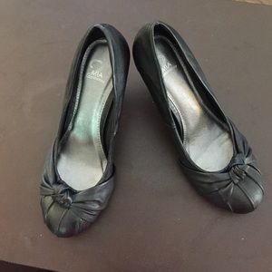 NWOB Black heel with cute knot detail