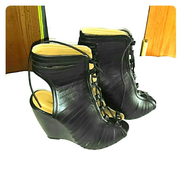 Black wedges