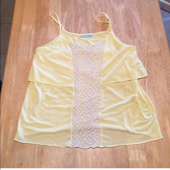 Yellow tank with crochet.