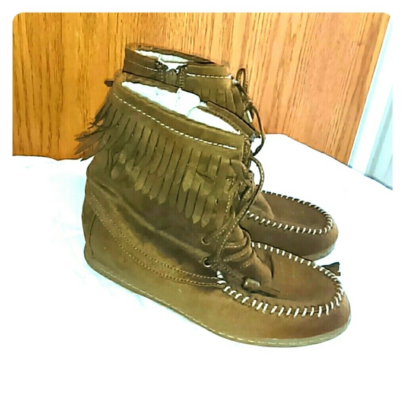 Fringe moccasins