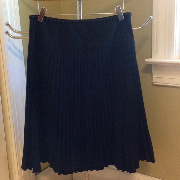 Ann Taylor black accordion pleated skirt sz 2