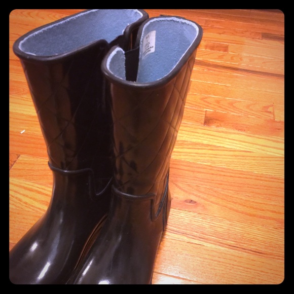 Black Sperry rain boots
