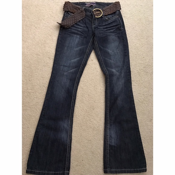 Cute dark wash belted jeans - great condition👖