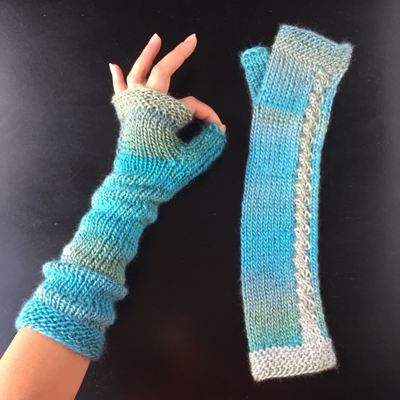 Fingerless Gloves in Turquoise Cable Knit Ombré i