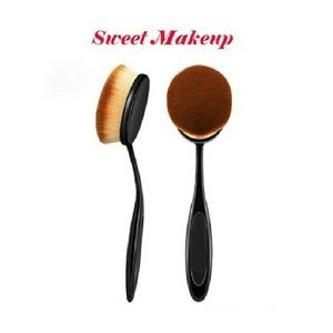 Round Oval Contour Foundation Brush