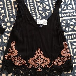 NEW🌸Cute black woven tank top with crochet bottom