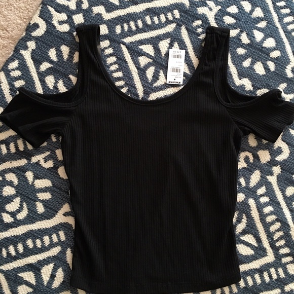 NEW black cold shoulder top🌸