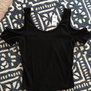 NEW black cold shoulder top🌸