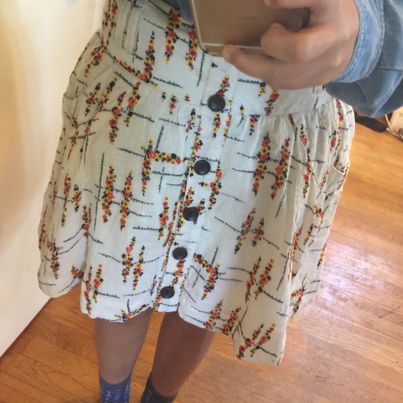 Cute skirt! Never worn!