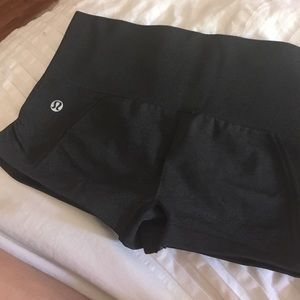 In the flow shorts heathered black