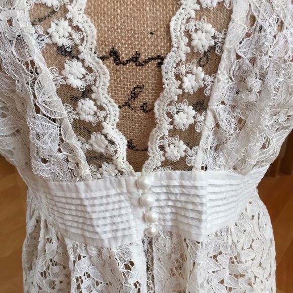 ๐HP๐ Beautiful Lace Top - Picture 2 of 4