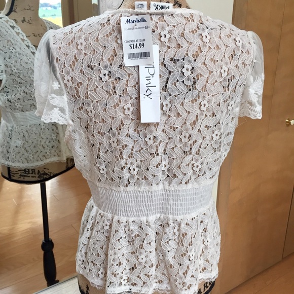 ๐HP๐ Beautiful Lace Top - Picture 3 of 4